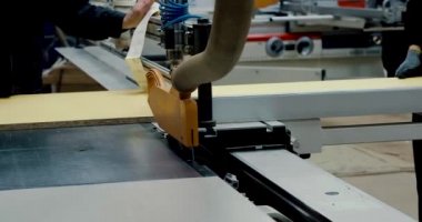 Endüstriyel odun kesme makinesinin yakın çekim görüntüleri