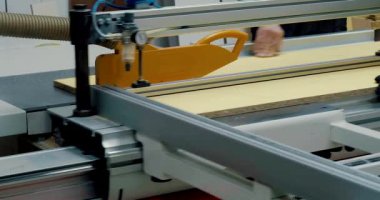 Endüstriyel odun kesme makinesinin yakın çekim görüntüleri
