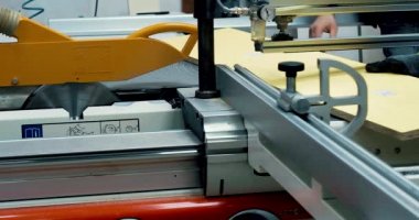 Endüstriyel odun kesme makinesinin yakın çekim görüntüleri