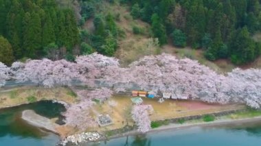 Güzel mavi dağ nehrinin hava görüntüleri