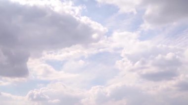 Gökyüzündeki güzel bulutların manzaralı görüntüleri