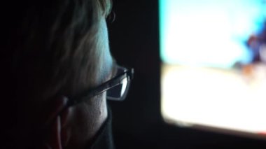 Gözlüklü adamın bilgisayar ekranına baktığı yakın çekim görüntüleri.