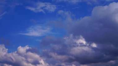 Gökyüzündeki güzel bulutların manzaralı görüntüleri