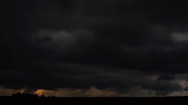 Gökyüzündeki güzel bulutların manzaralı görüntüleri