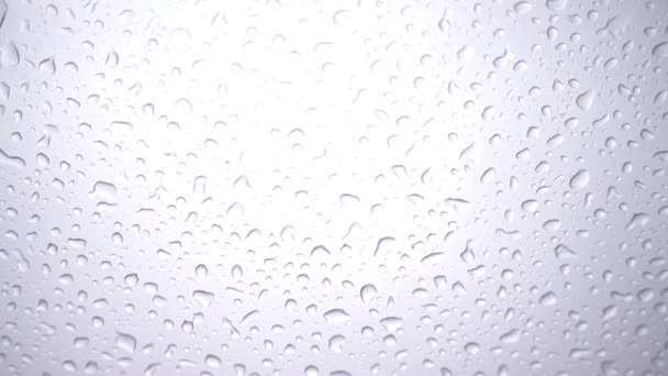 Close Beelden Van Regendruppels Glas Met Bewolkte Lucht Achtergrond — Stockvideo