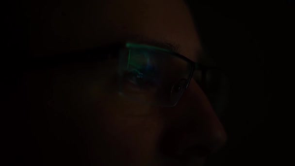 Nahaufnahme Eines Mannes Mit Brille Der Auf Den Computermonitor Blickt — Stockvideo