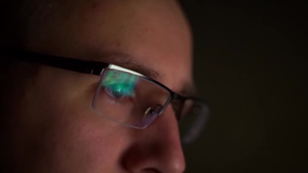 Közeli Felvétel Egy Szemüveges Férfiról Amint Számítógép Monitorját Nézi — Stock videók