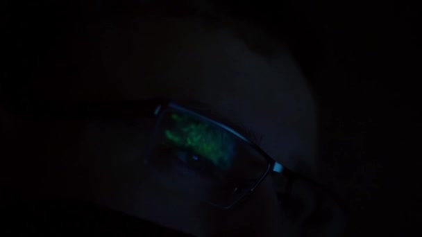 images rapprochées d'un homme portant des lunettes regardant un écran d'ordinateur 