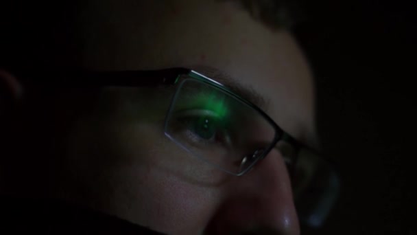 Detailní Záběry Muže Brýlích Při Pohledu Monitor Počítače — Stock video