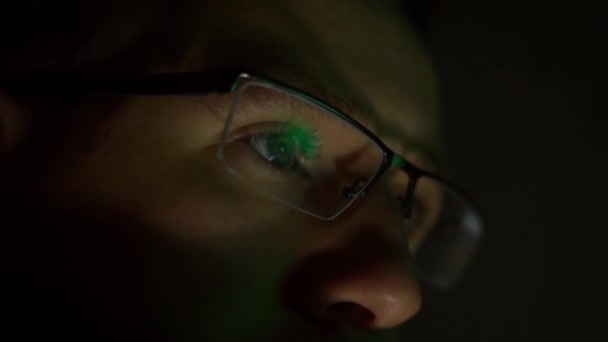 Крупный План Человека Очках Смотрящего Монитор Компьютера — стоковое видео