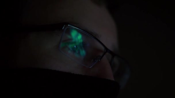コンピュータ モニターを見ている眼鏡の男のクローズアップ映像 — ストック動画