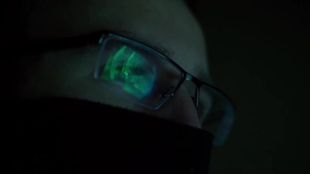 Gözlüklü Adamın Bilgisayar Ekranına Baktığı Yakın Çekim Görüntüleri — Stok video