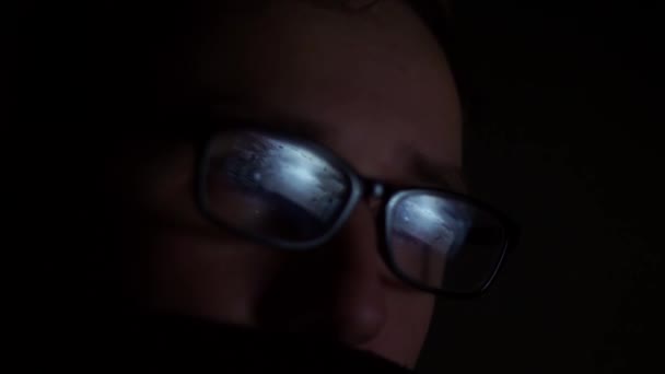 Close Footage Man Watching Movie Darkness Reflection Screen His Eyeglasses ロイヤリティフリーストック映像