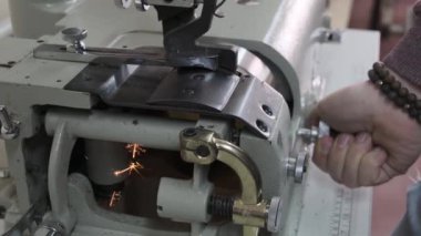 Bir İmalat Atölyesinde Öğütücü veya Tekstil Dikiş Fabrikası