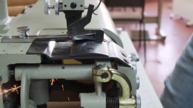 Bir İmalat Atölyesinde Öğütücü veya Tekstil Dikiş Fabrikası