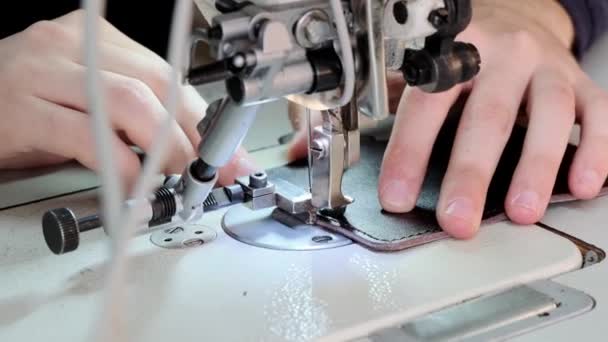 Profesyonellerin Deri Levhalarla Kaynama Makinesinde Çalışırken Çekilmiş Yakın Çekim Görüntüleri — Stok video