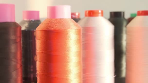 Séquences Gros Plan Fils Colorés Sur Bobines Dans Atelier Couture — Video