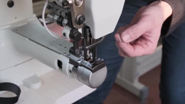 Close Beelden Van Professionele Naaimachine Fabricage — Stockvideo