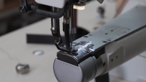 专业缝纫机制造过程中的特写镜头 — 图库视频影像