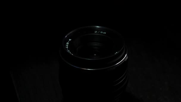 Siyah Arkaplanda Eski Kamera Lenslerinin Yakın Plan Görüntüsü — Stok video