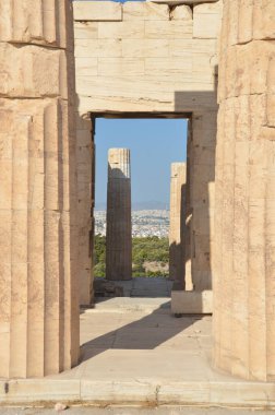 Arka planda Atina kenti olan Akropol sütunları - Yunanistan.