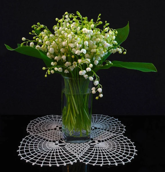 Lily vadi siyah cam zemin üzerine