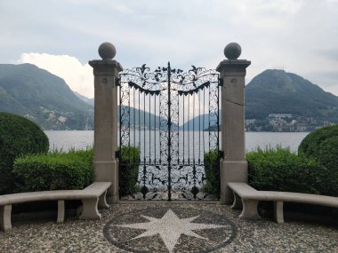 Lugano Ciani parkındaki göl ve dağların güzel manzarası.. 