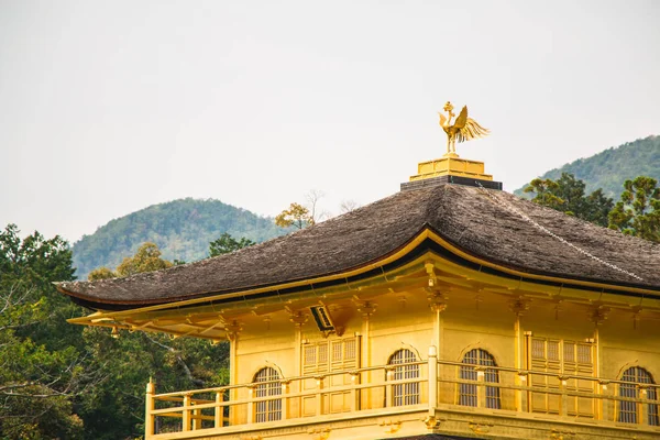 Bir çatıda Kinkaku-ji, Kyoto, Japonya için altın bir tapınağın Close-Up Telifsiz Stok Fotoğraflar