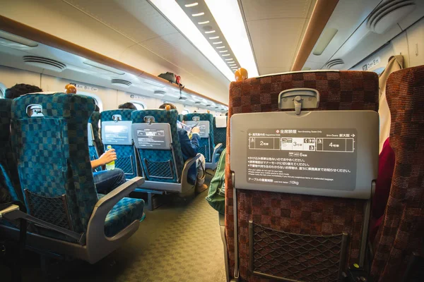 Modern bir tren, Shinkansen, birçok kişi ile Demiryolu boyunca seyahat içinde oturan Telifsiz Stok Fotoğraflar