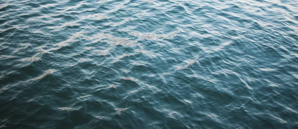 Superfície do mar de onda azul com reflexão de luz Imagens Royalty-Free