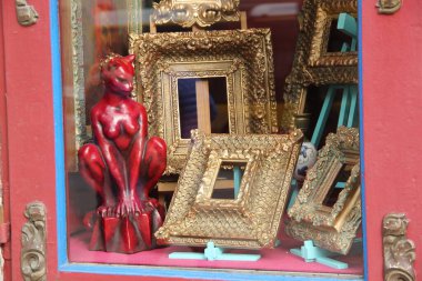 Varşova 'nın ana caddelerinden birinin vitrininde. Canon 550D 'de çekilmiş. Fotoğraf: Jullsi.