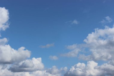 Mavi gökyüzünde beyaz kümülüs bulutları.