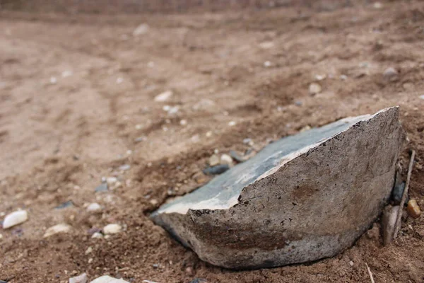 Gölün kıyısındaki güzel taşlar, bulanık bir arka plan, kumdaki güzel taşlar..