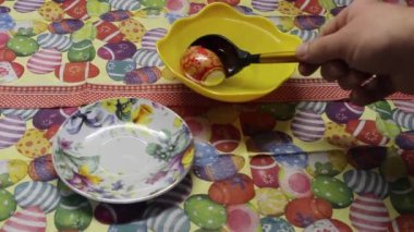 Paskalya yumurtalarına termal etiket yapıştırın. İşlem.