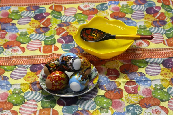 Paskalya yumurtalarına termal etiket yapıştırın. Kaşık, sıcak su, yumurta, çıkartma..