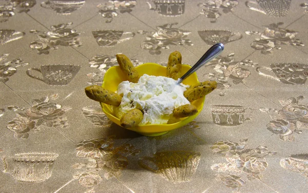 Paskalya tatili. Güzel bir kasede kuru üzümlü süzme peynir. Kurabiye çubukları güneş ışınları şeklinde serilmiştir..