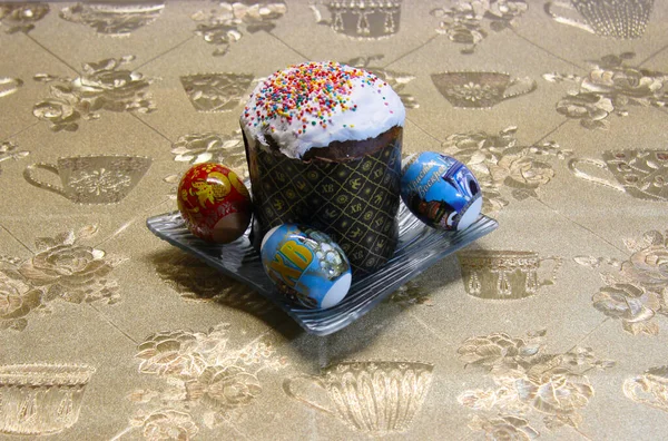 Paskalya tatili. Tabakta paskalya pastası. Tatil etiketli yumurtaların yanında..