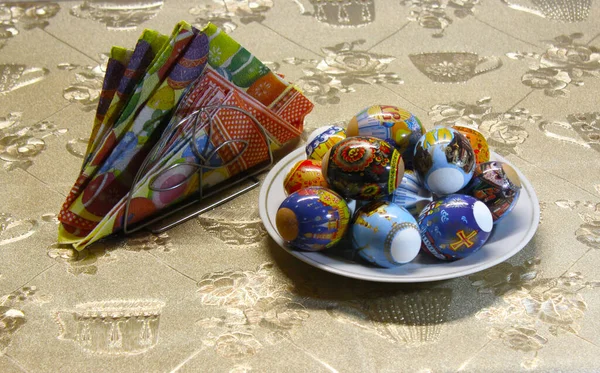 Güzel termal etiketli bir tabakta yumurta. Paskalya tatili. Renkli yumurta resmiyle bezlerin yanında..
