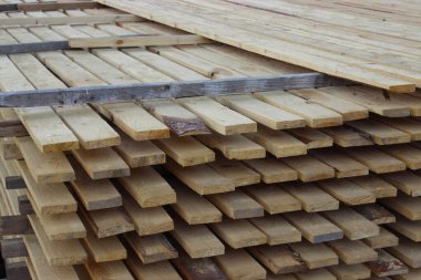 Birinci sınıf sörf tahtaları. Boyut: uzunluk 6m, genişlik 0.1 m, kalınlık 0.025 m.