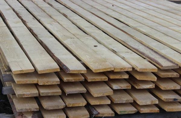 Birinci sınıf sörf tahtaları. Boyut: uzunluk 6m, genişlik 0.15 m, kalınlık 0.025 m.