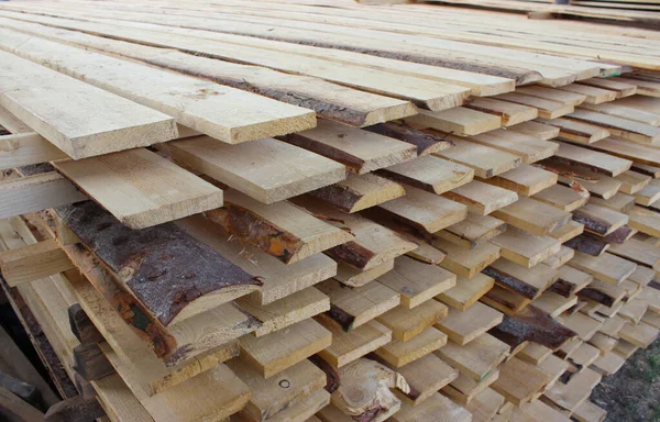 Bir sürü ikinci sınıf tahta. Boyut: uzunluk 6m, genişlik 0.15 m, kalınlık 0.025 m.