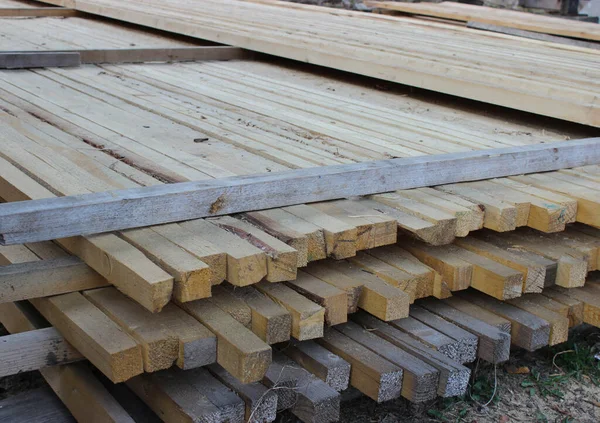 Birinci sınıf kereste rafı. Boyut: uzunluk 6 metre, genişlik 0.05 metre, kalınlık 0.05 metre..