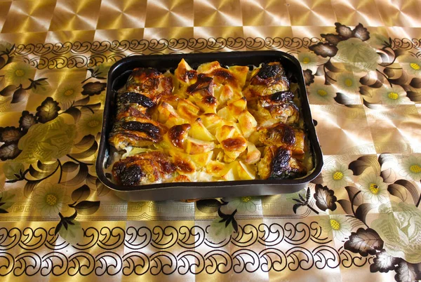 Fırında tepside pişirilmiş balıklı patates. Sos ve süt eklenince..