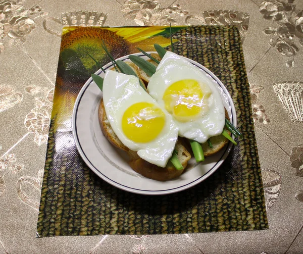 Dilimlenmiş ekmek ve şifalı otlar..