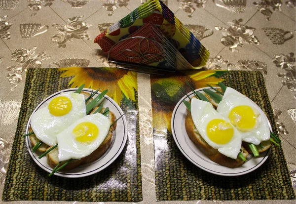 Dilimlenmiş ekmek ve şifalı otlar. Peçetelerin yanında..