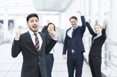 Cesareti destekleyen çok uluslu bir iş adamı takımı.