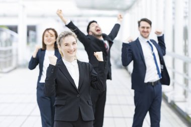 Cesareti destekleyen çok uluslu bir iş adamı takımı.