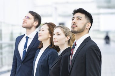 Çeşitli milletlerden erkek ve kadın üyelerden oluşan iş adamı ekibi