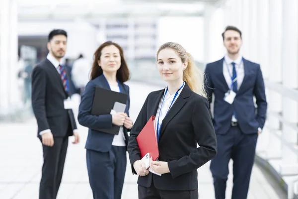 Equipe Empresários Composta Por Membros Masculinos Femininos Várias Nacionalidades — Fotografia de Stock