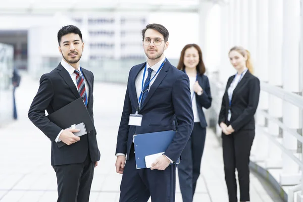 由不同国籍的男女成员组成的商务人士小组 — 图库照片